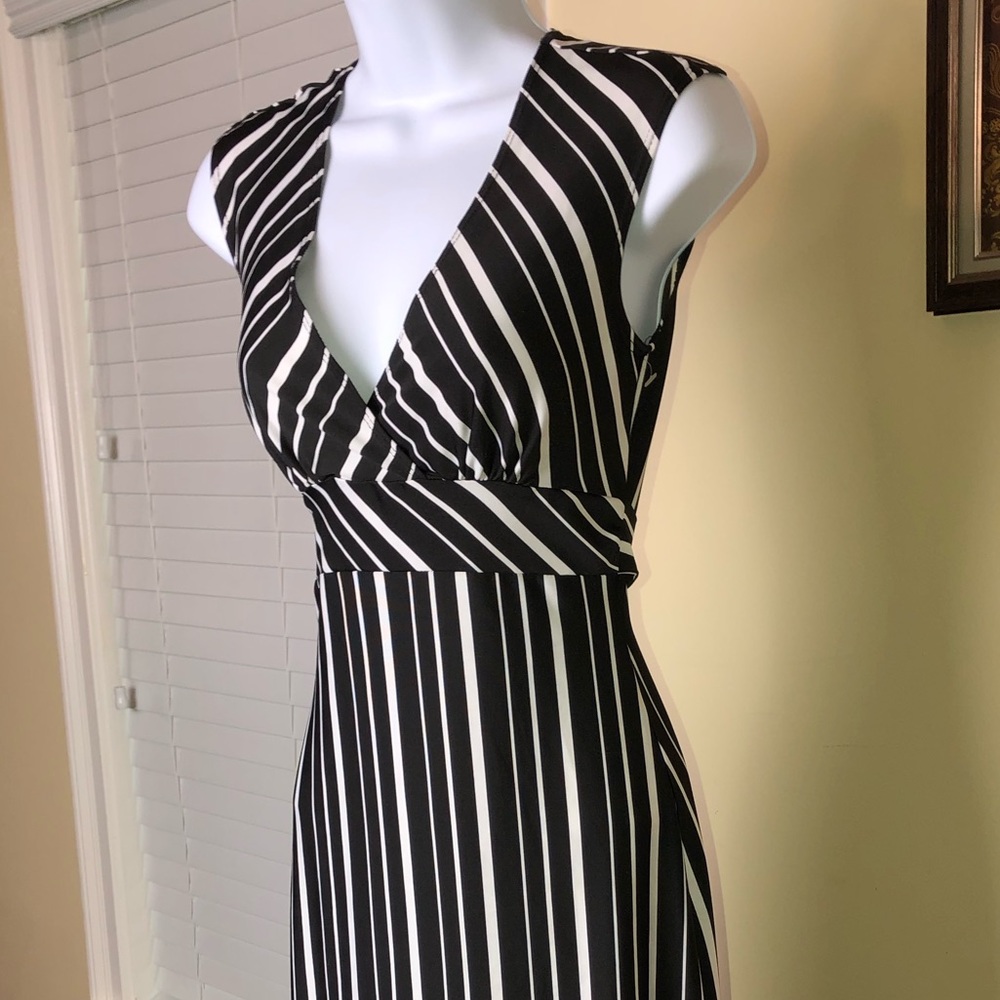 👗Black White PinStriped Sleeveless Dress - Picture 7 of 7